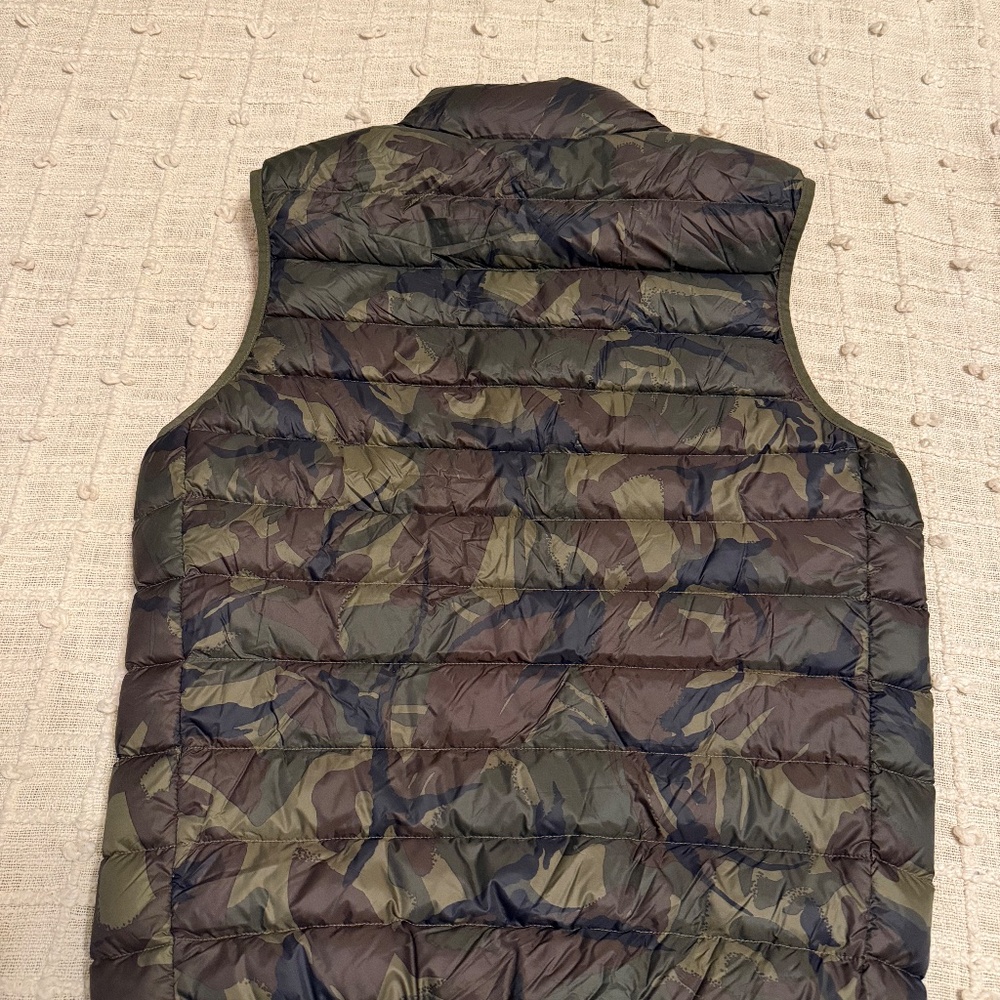 The Polo Ralph Lauren Camo/Orange Puffer Vest is a stylish and practical outerw - Picture 6 of 10